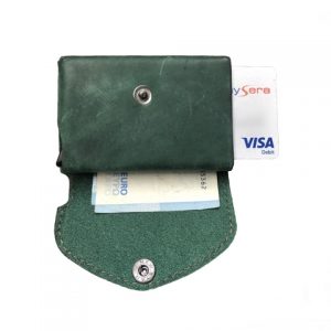 žalia vyriška odinė piniginė su kortelėmis ir banknotais